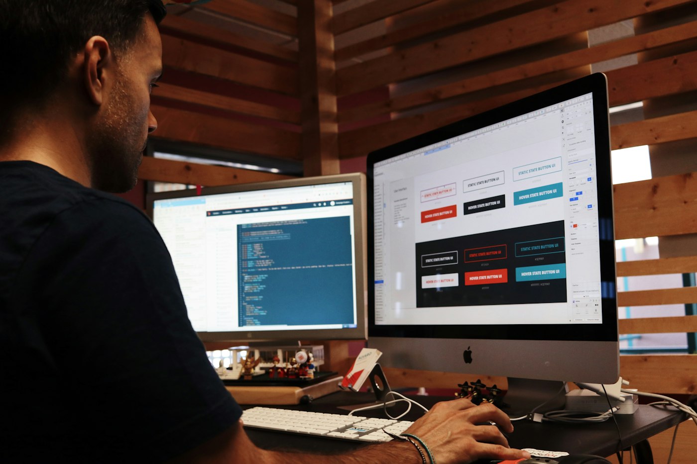 Man working at an iMac on website search results